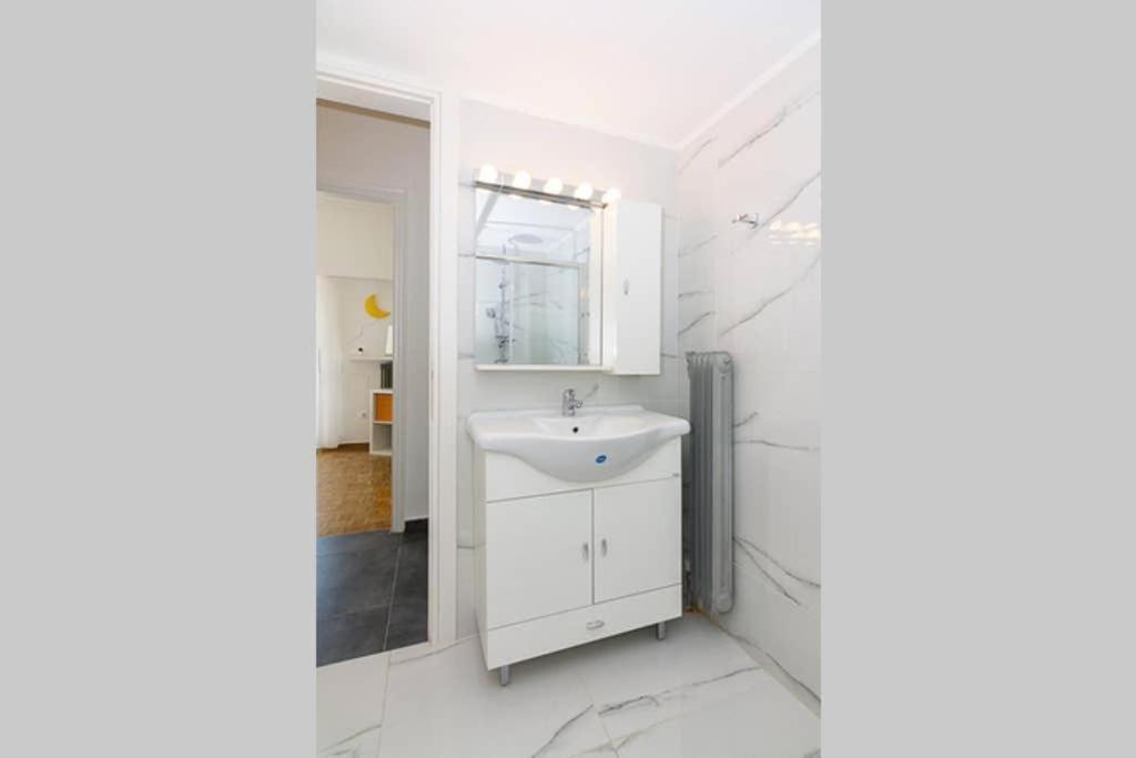 Sunlit 2Br Oasis In Metaxourghio 3Min From Metro Apartment เอเธนส์ ภายนอก รูปภาพ
