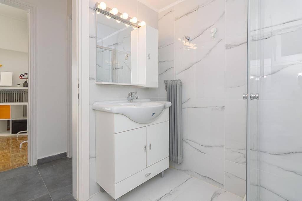 Sunlit 2Br Oasis In Metaxourghio 3Min From Metro Apartment เอเธนส์ ภายนอก รูปภาพ
