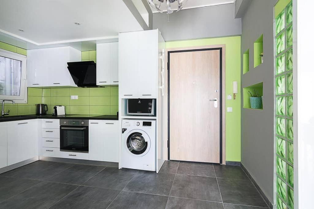 Sunlit 2Br Oasis In Metaxourghio 3Min From Metro Apartment เอเธนส์ ภายนอก รูปภาพ