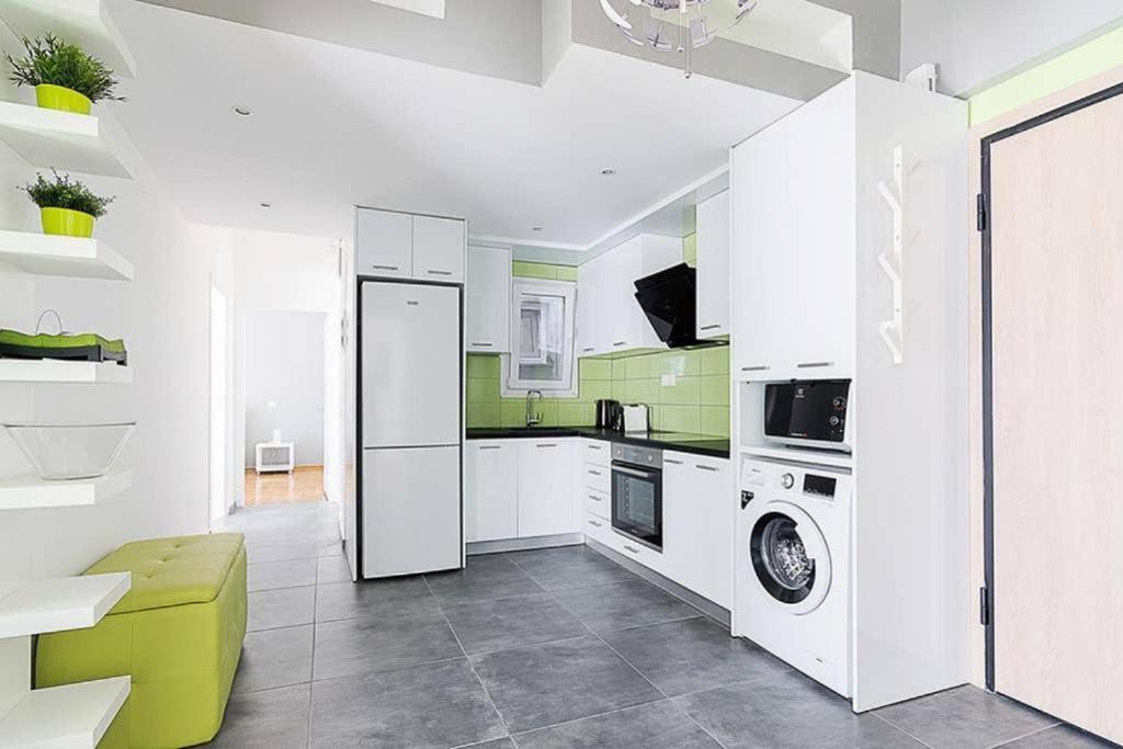 Sunlit 2Br Oasis In Metaxourghio 3Min From Metro Apartment เอเธนส์ ภายนอก รูปภาพ