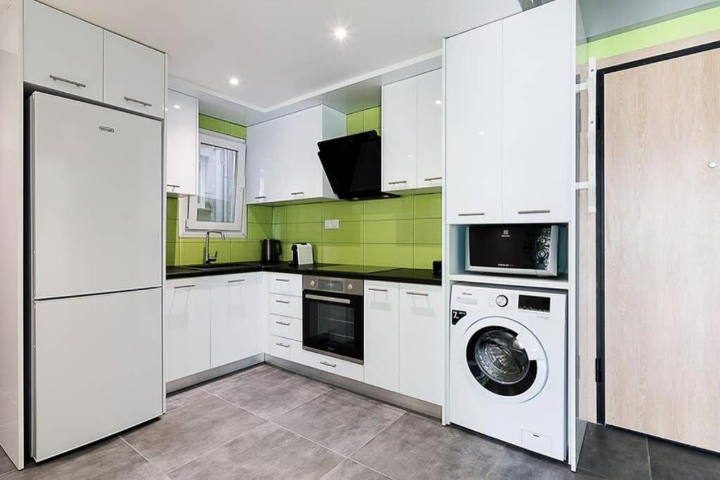 Sunlit 2Br Oasis In Metaxourghio 3Min From Metro Apartment เอเธนส์ ภายนอก รูปภาพ