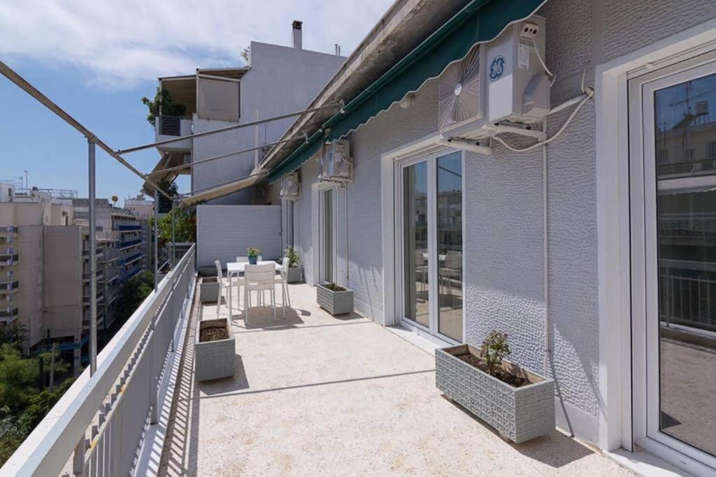 Sunlit 2Br Oasis In Metaxourghio 3Min From Metro Apartment เอเธนส์ ภายนอก รูปภาพ