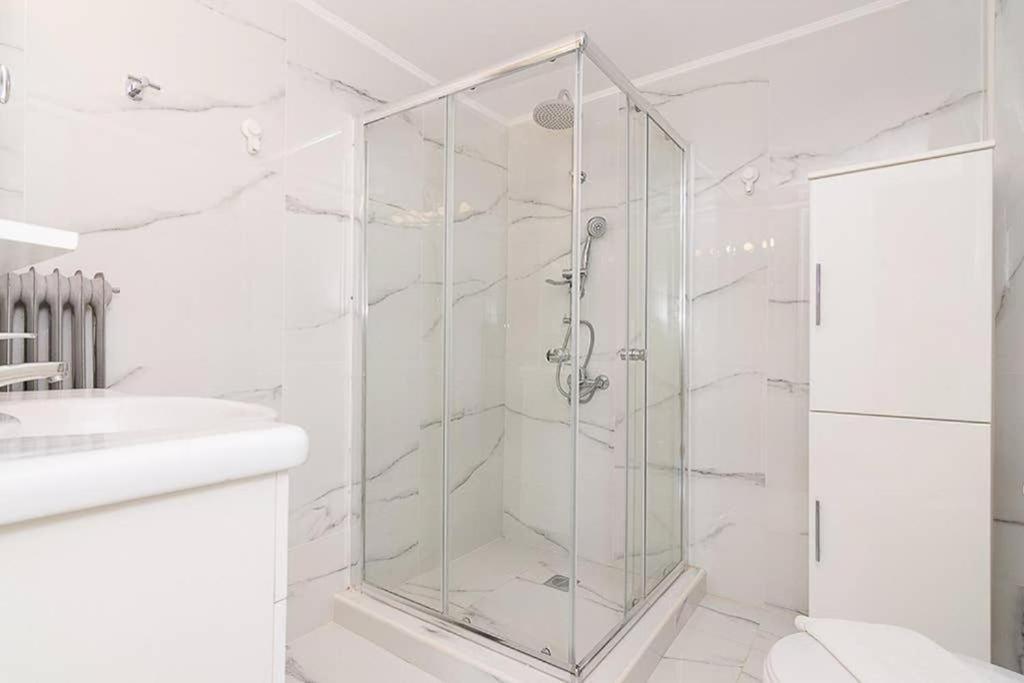 Sunlit 2Br Oasis In Metaxourghio 3Min From Metro Apartment เอเธนส์ ภายนอก รูปภาพ