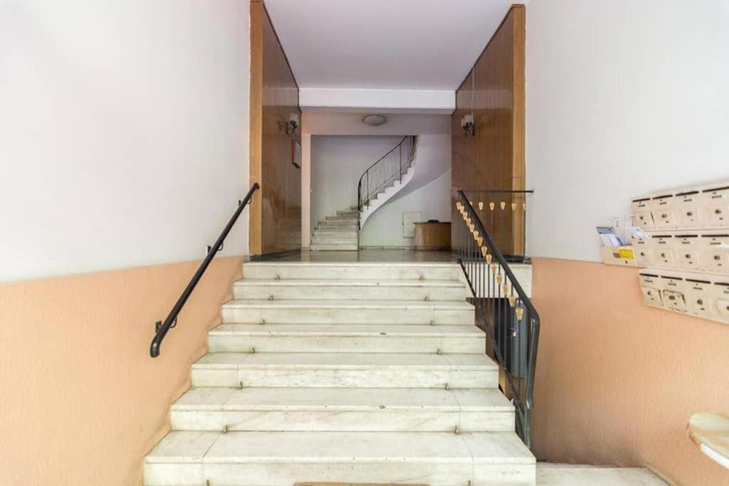 Sunlit 2Br Oasis In Metaxourghio 3Min From Metro Apartment เอเธนส์ ภายนอก รูปภาพ