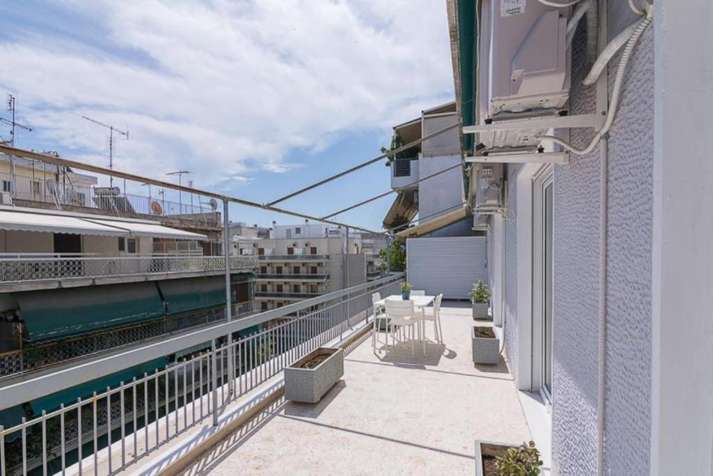 Sunlit 2Br Oasis In Metaxourghio 3Min From Metro Apartment เอเธนส์ ภายนอก รูปภาพ