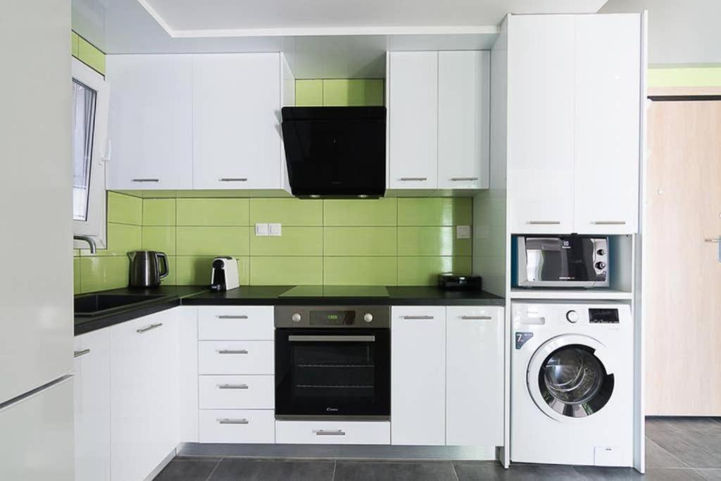 Sunlit 2Br Oasis In Metaxourghio 3Min From Metro Apartment เอเธนส์ ภายนอก รูปภาพ