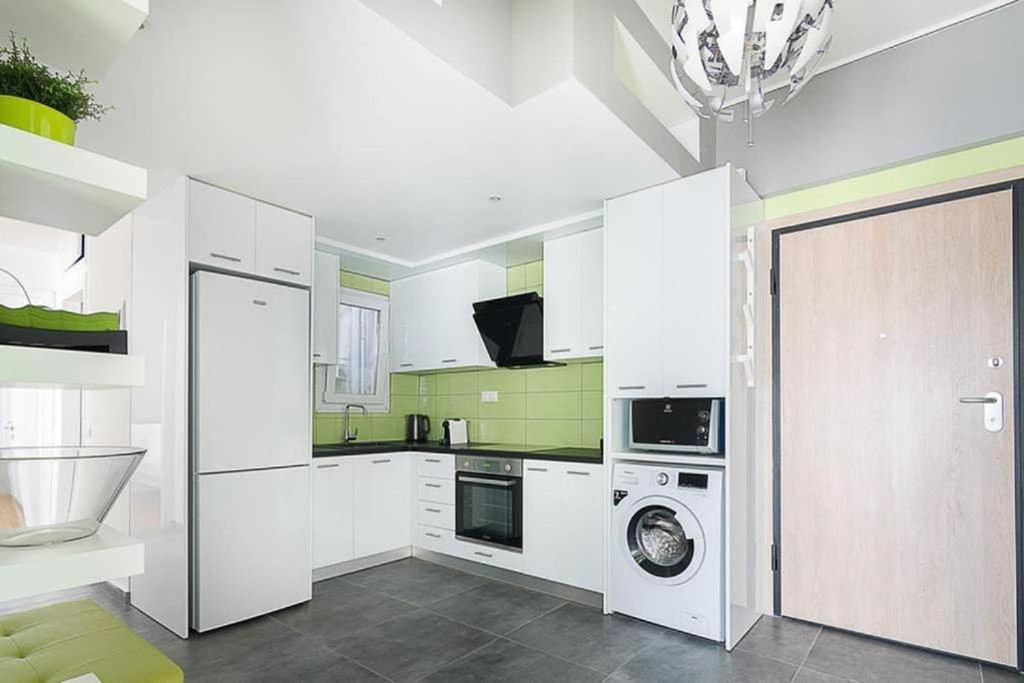 Sunlit 2Br Oasis In Metaxourghio 3Min From Metro Apartment เอเธนส์ ภายนอก รูปภาพ